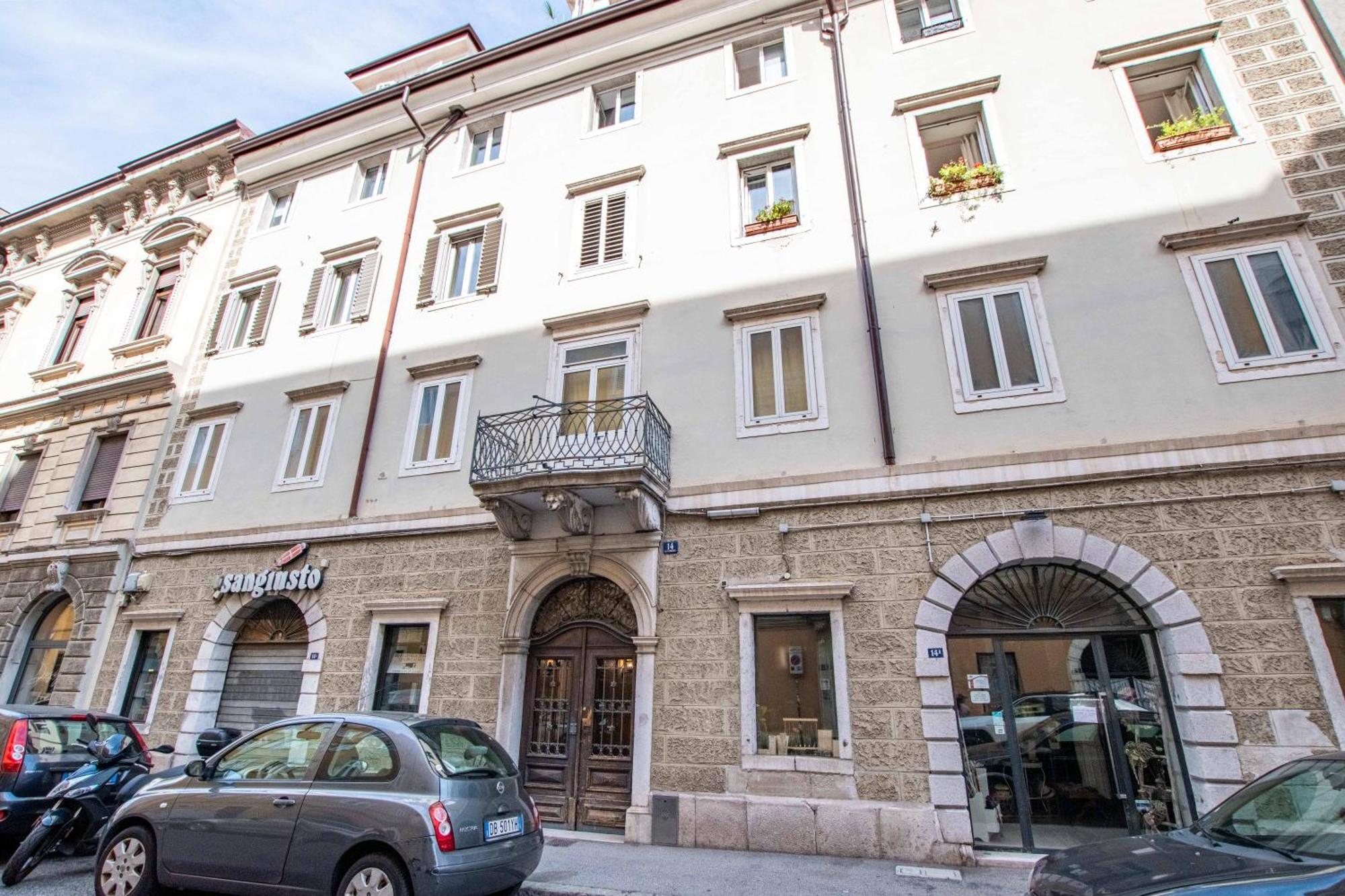 White Tower Guesthouse Триест Экстерьер фото